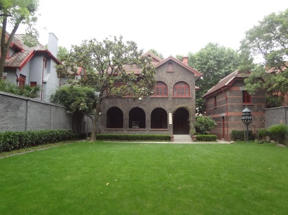 A picture of the outside of Sun Yat-Sen's residence taken from his yard.